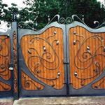 Кованые заборы (ограждения) для частных домов — выбираем свой стиль