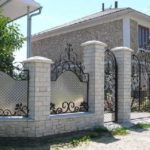 Кованые заборы (ограждения) для частных домов — выбираем свой стиль