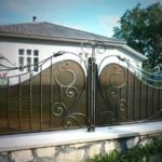 Кованые заборы (ограждения) для частных домов — выбираем свой стиль