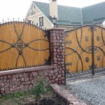 Кованые заборы (ограждения) для частных домов — выбираем свой стиль