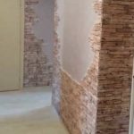 Декоративный камень в прихожей — секреты укладки