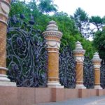 Кованые заборы (ограждения) для частных домов — выбираем свой стиль
