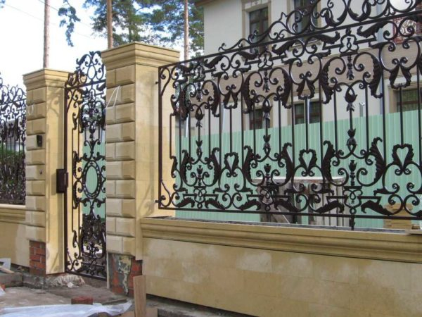 Кованые заборы (ограждения) для частных домов — выбираем свой стиль