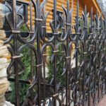 Кованые заборы (ограждения) для частных домов — выбираем свой стиль