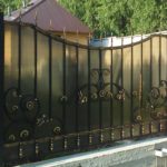 Кованые заборы (ограждения) для частных домов — выбираем свой стиль