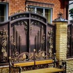Кованые заборы (ограждения) для частных домов — выбираем свой стиль