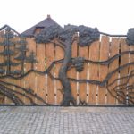 Кованые заборы (ограждения) для частных домов — выбираем свой стиль