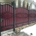 Кованые заборы (ограждения) для частных домов — выбираем свой стиль