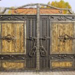 Кованые заборы (ограждения) для частных домов — выбираем свой стиль