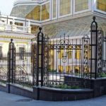 Кованые заборы (ограждения) для частных домов — выбираем свой стиль