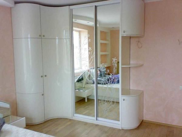 Угловой шкаф купе в гардеробную, спальню, прихожую