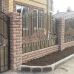 Кованые заборы (ограждения) для частных домов — выбираем свой стиль