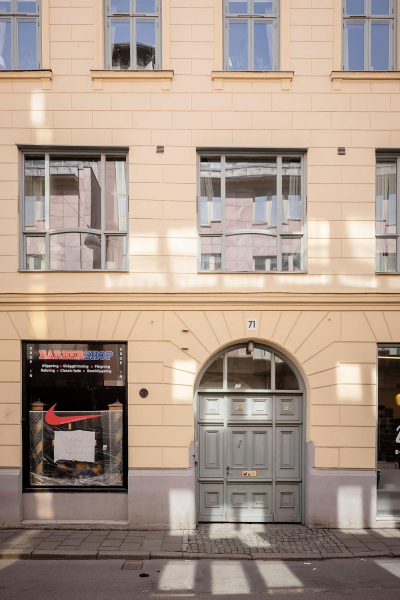 Необычно яркие краски в интерьере шведской квартиры (81 кв. м)