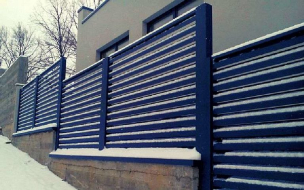Как сделать забор на участке с уклоном