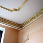 Как отделать молдингами стену и потолок