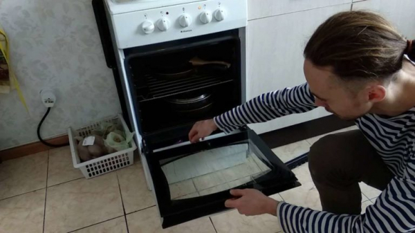 Как и чем очистить грязную духовку