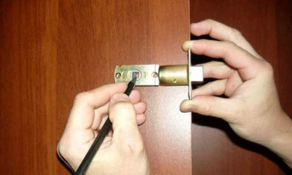 Установка замка в межкомнатную дверь своими руками