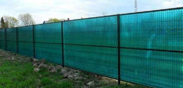 Маскировочная (маскирующая) сетка для забора: виды, разновидности