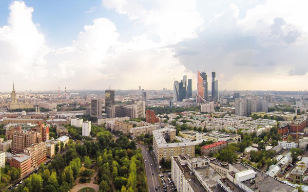 Число сделок в элитных новостройках Москвы снизилось на треть