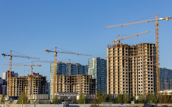 Спрос падает, но цены растут: итоги полугодия на рынке новостроек Москвы