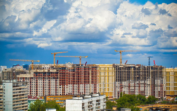 Спрос падает, но цены растут: итоги полугодия на рынке новостроек Москвы