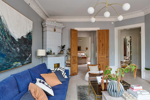 Просторная шведская квартира с синим диваном и винтажными деталями