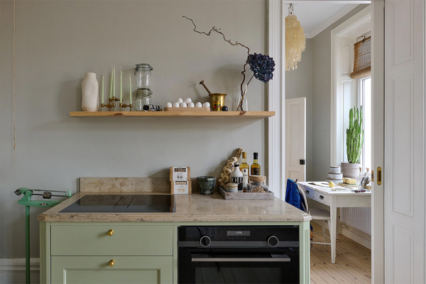 Просторная шведская квартира с синим диваном и винтажными деталями