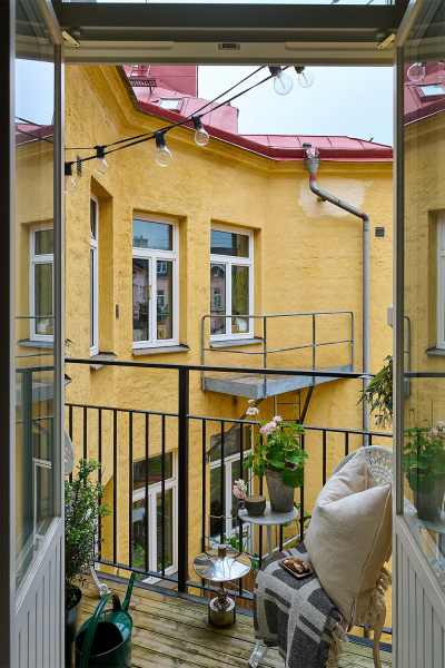 Просторная шведская квартира с синим диваном и винтажными деталями