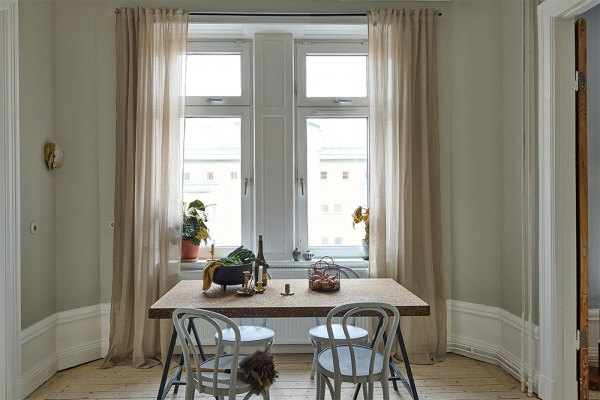 Просторная шведская квартира с синим диваном и винтажными деталями