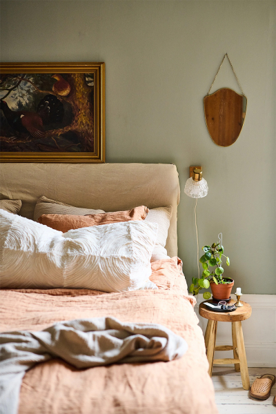 Просторная шведская квартира с синим диваном и винтажными деталями