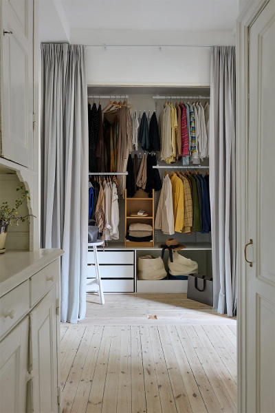 Просторная шведская квартира с синим диваном и винтажными деталями