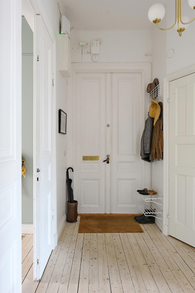 Просторная шведская квартира с синим диваном и винтажными деталями