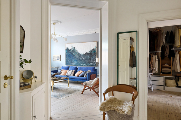 Просторная шведская квартира с синим диваном и винтажными деталями