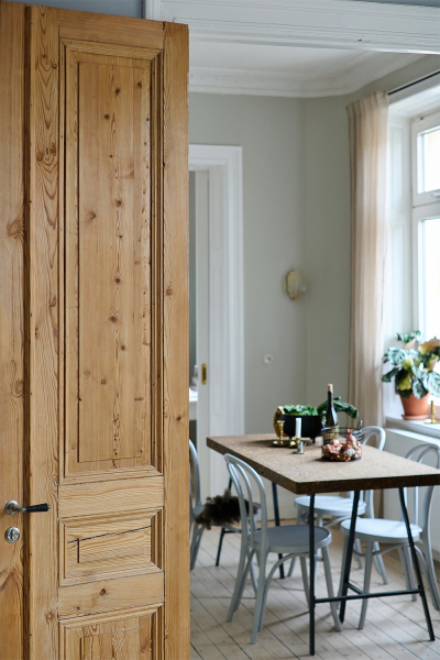 Просторная шведская квартира с синим диваном и винтажными деталями