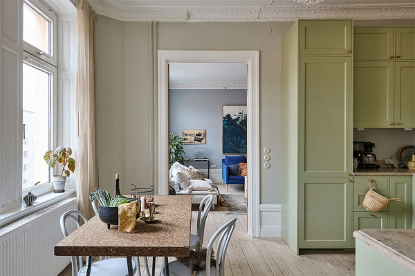 Просторная шведская квартира с синим диваном и винтажными деталями