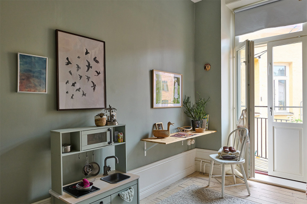 Просторная шведская квартира с синим диваном и винтажными деталями