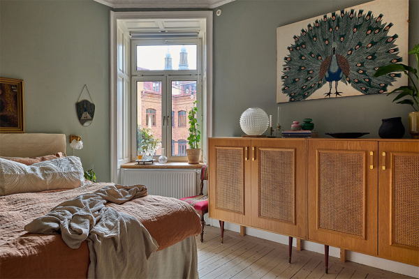 Просторная шведская квартира с синим диваном и винтажными деталями