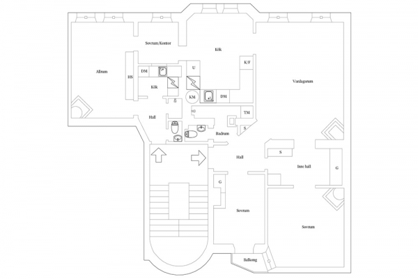 Просторная шведская квартира с синим диваном и винтажными деталями