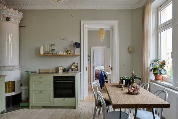 Просторная шведская квартира с синим диваном и винтажными деталями