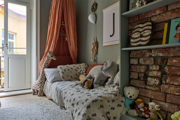 Просторная шведская квартира с синим диваном и винтажными деталями