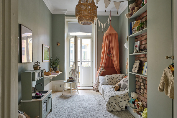 Просторная шведская квартира с синим диваном и винтажными деталями