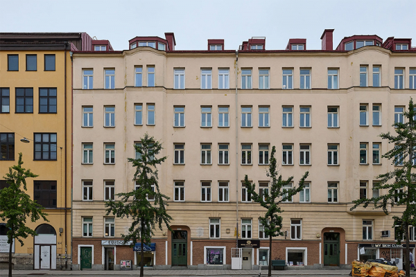 Просторная шведская квартира с синим диваном и винтажными деталями