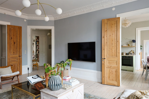 Просторная шведская квартира с синим диваном и винтажными деталями