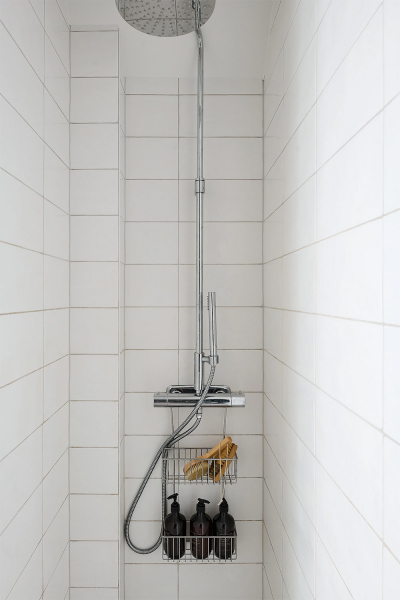 Просторная шведская квартира с синим диваном и винтажными деталями