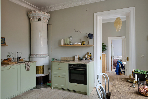 Просторная шведская квартира с синим диваном и винтажными деталями