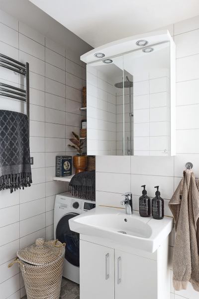 Просторная шведская квартира с синим диваном и винтажными деталями