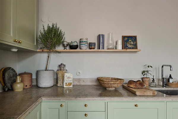 Просторная шведская квартира с синим диваном и винтажными деталями