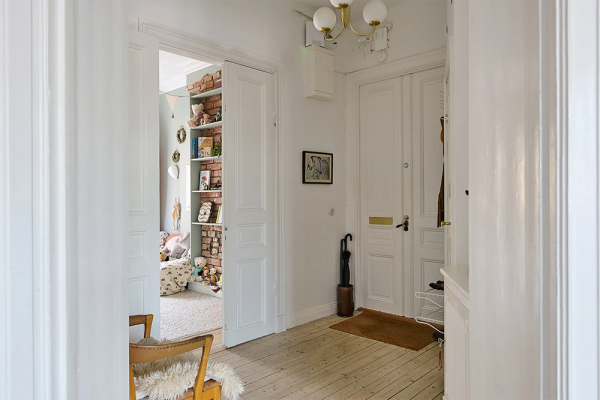 Просторная шведская квартира с синим диваном и винтажными деталями