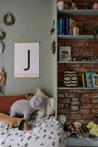 Просторная шведская квартира с синим диваном и винтажными деталями