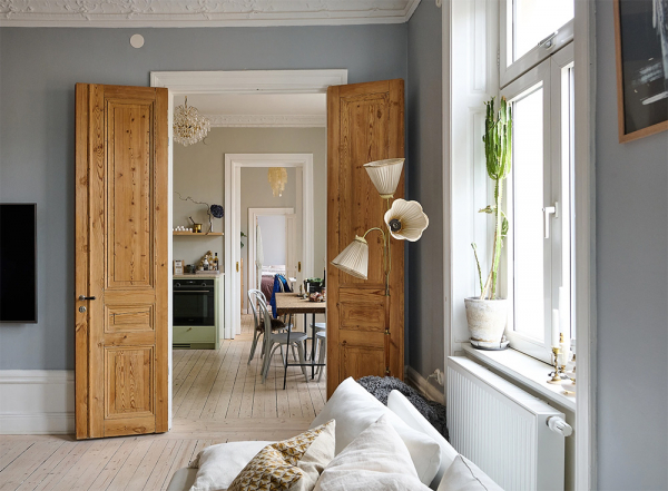 Просторная шведская квартира с синим диваном и винтажными деталями